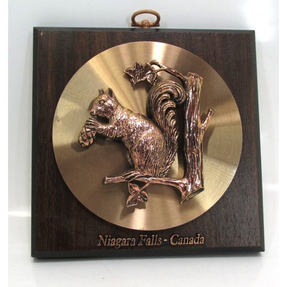 Vintage Niagara Falls Canada Squirrel Wall Plaque With Wood & Metal Design - Picture 1 of 4
